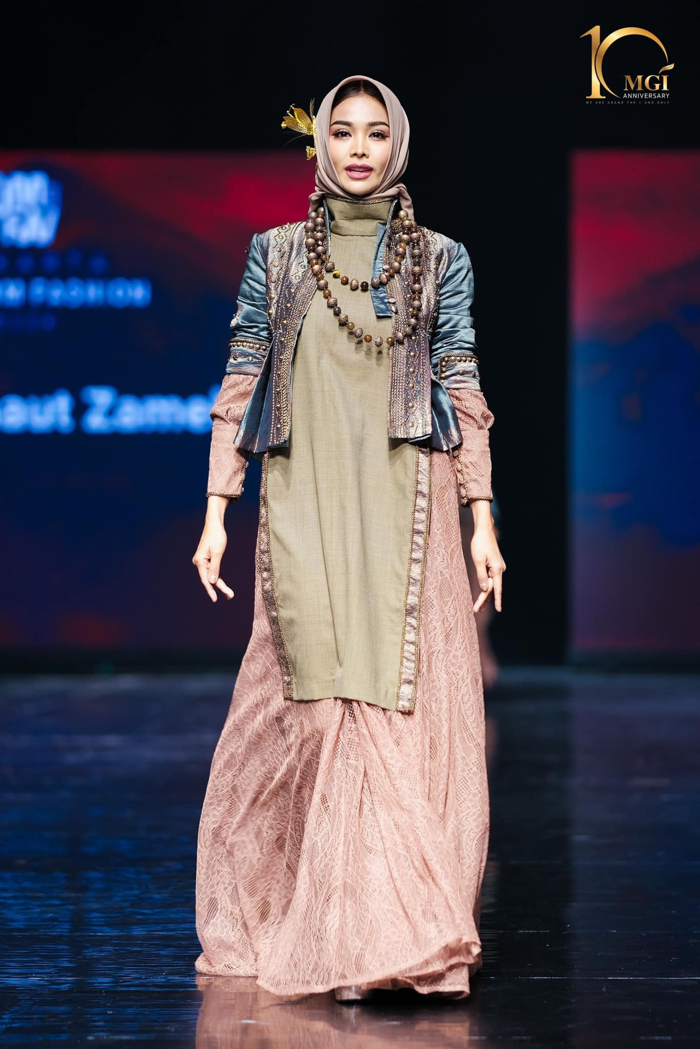 candidatas a miss grand international 2022 durante muslim fashion week. - Página 8 DHtBOx
