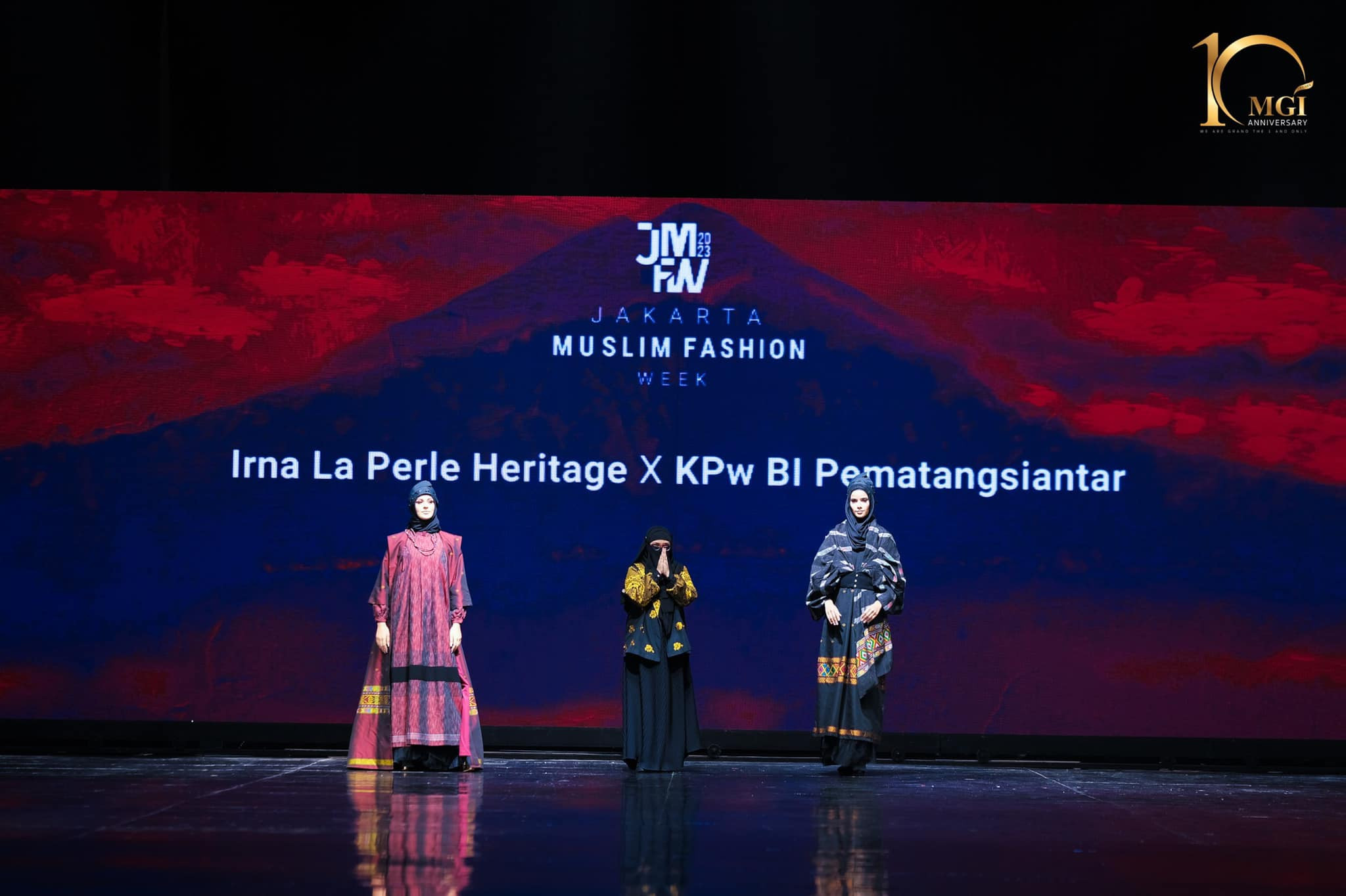 candidatas a miss grand international 2022 durante muslim fashion week. - Página 8 DHtksS