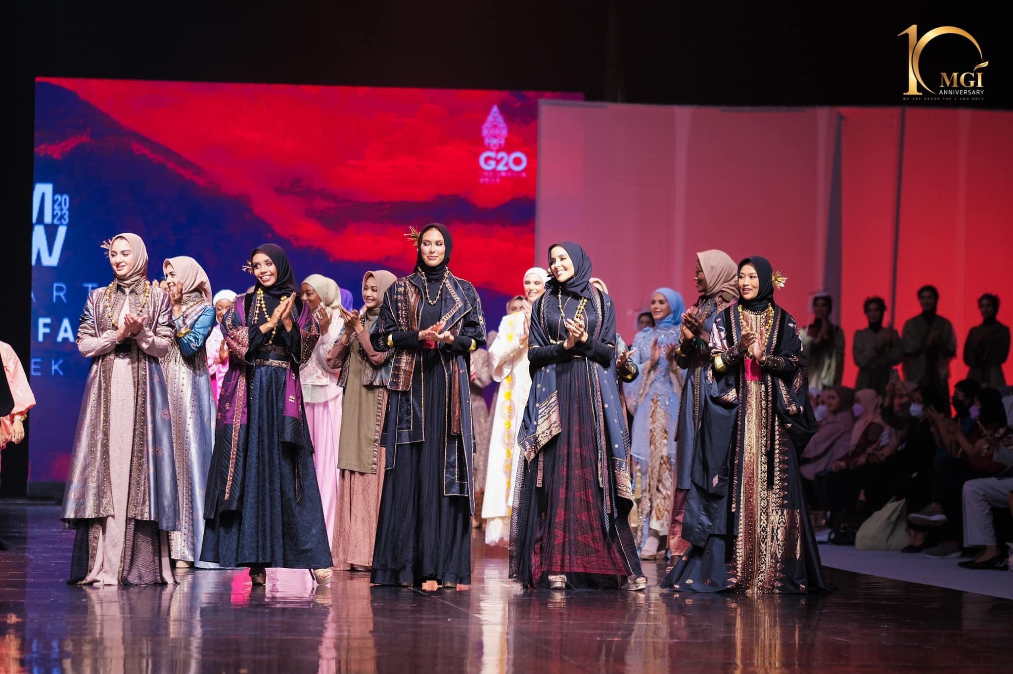 candidatas a miss grand international 2022 durante muslim fashion week. - Página 8 DHtrdu