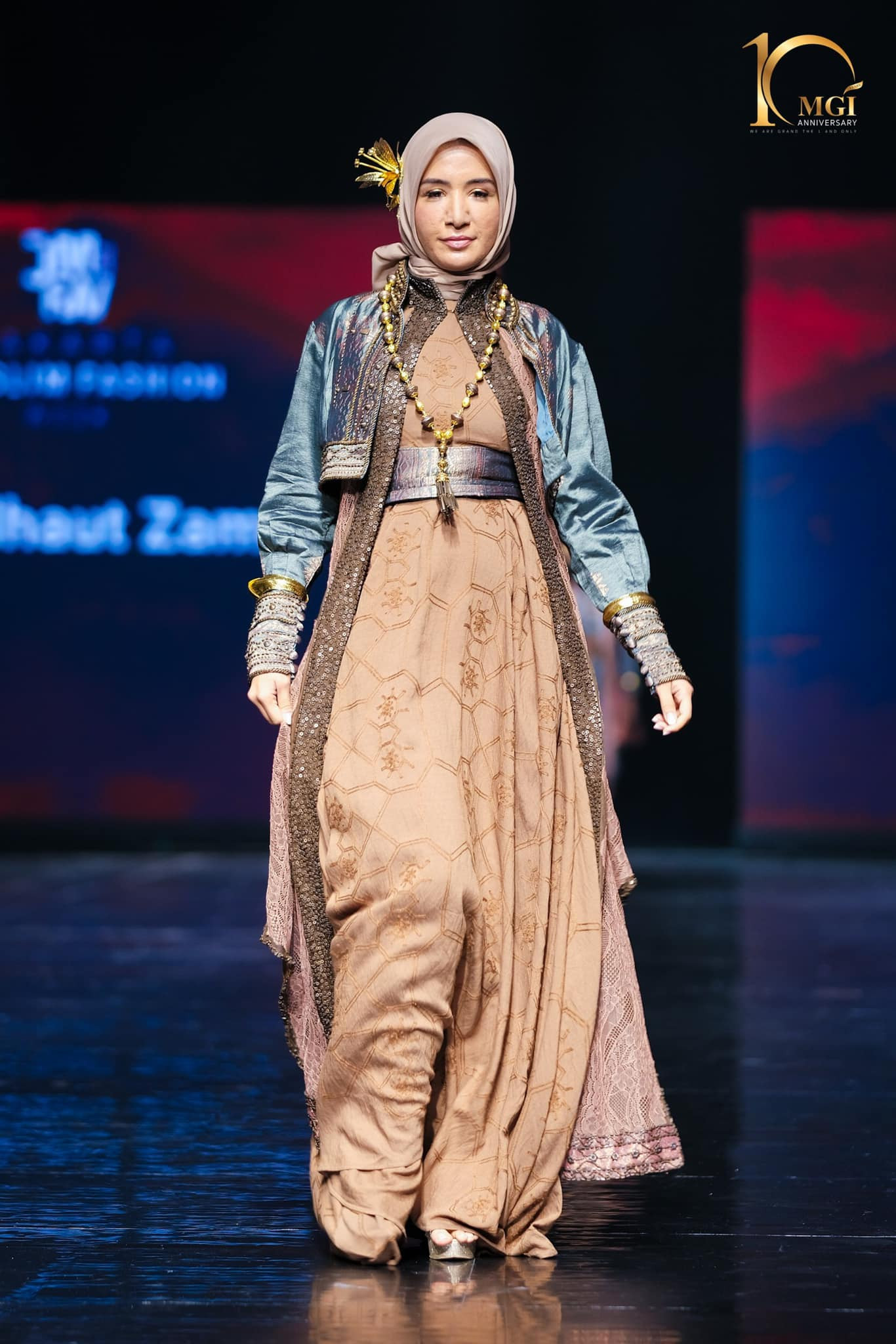candidatas a miss grand international 2022 durante muslim fashion week. - Página 8 DHtu0F