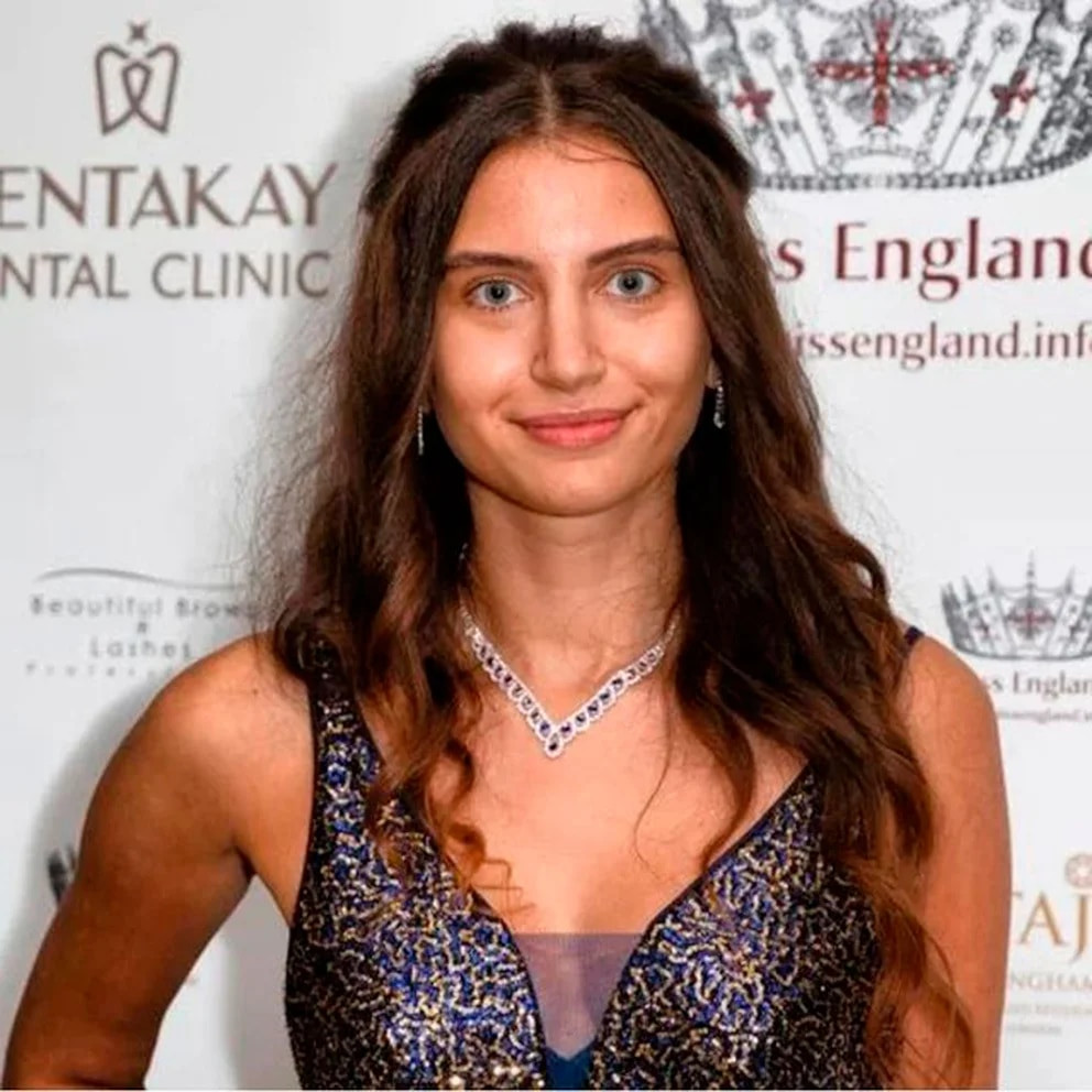 La finalista de Miss Inglaterra que participó sin maquillaje desafía los “estándares de belleza poco realistas” DnSrKB