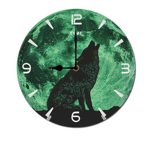 a wolf howls at night 004 01.jpg