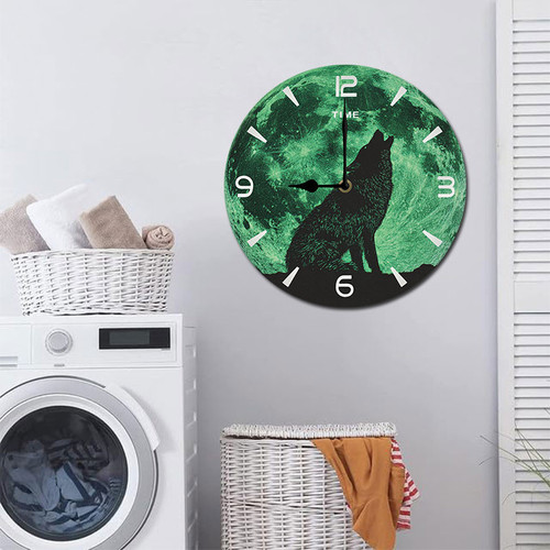 a wolf howls at night 004 07.jpg