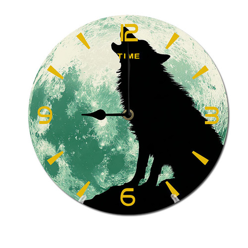 a wolf howls at night 002 01.jpg