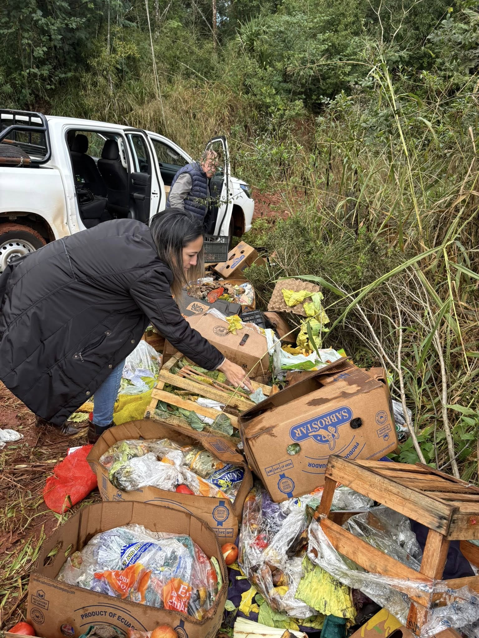 🗑️ Indignación por residuos arrojados en un camino rural afectado por las lluvias