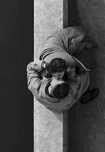 Frank Horvat Quai du Louvre, Paris Couple (1955) t3 1l2t2b9.jpg