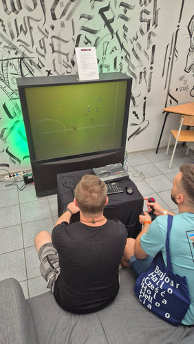 Gs1mqMoW0AEkms5.jpg