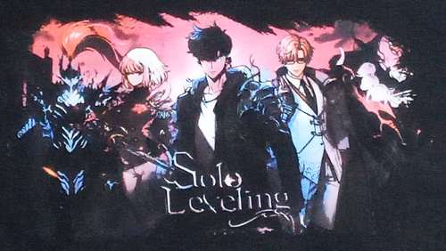 Solo Leveling Sung Jin Wu con personajes icónicos atrás acercamiento.png