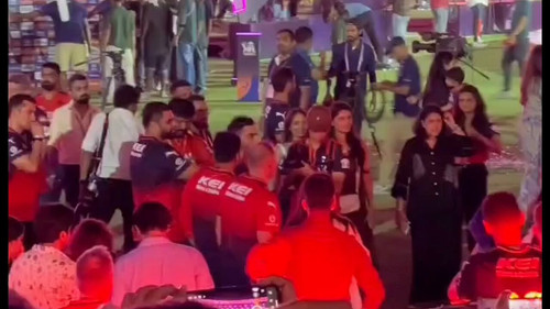 Y 3nb7zAy4hF4Vif.jpg