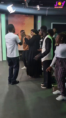 E TUwAMS3BKHynfn.jpg