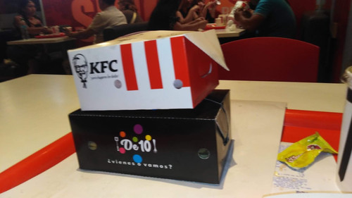 Caja Tipo Kentucky con logo.jpg