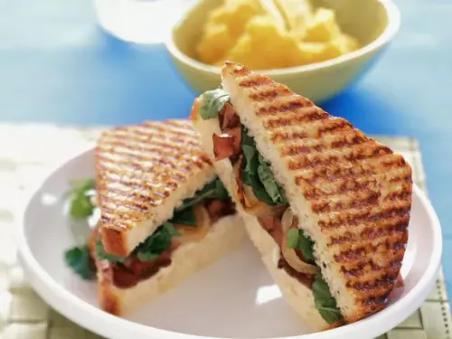 roast beef sandwiches with lettuce and onions 521236.webp