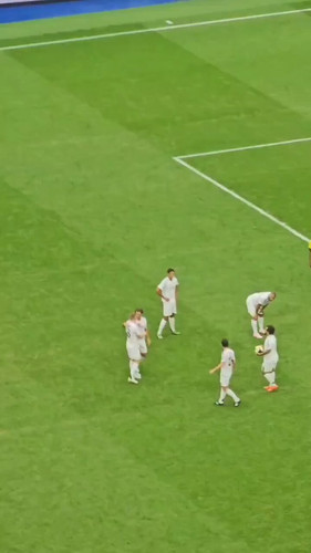 E dCk0PoU bYKjZy.jpg