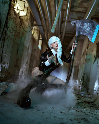 RUN AWAY FROM THE K!LL3R M0MMY 1 2 3Scatti bellissimi del set con @gardani angelica e @zack.ultima P