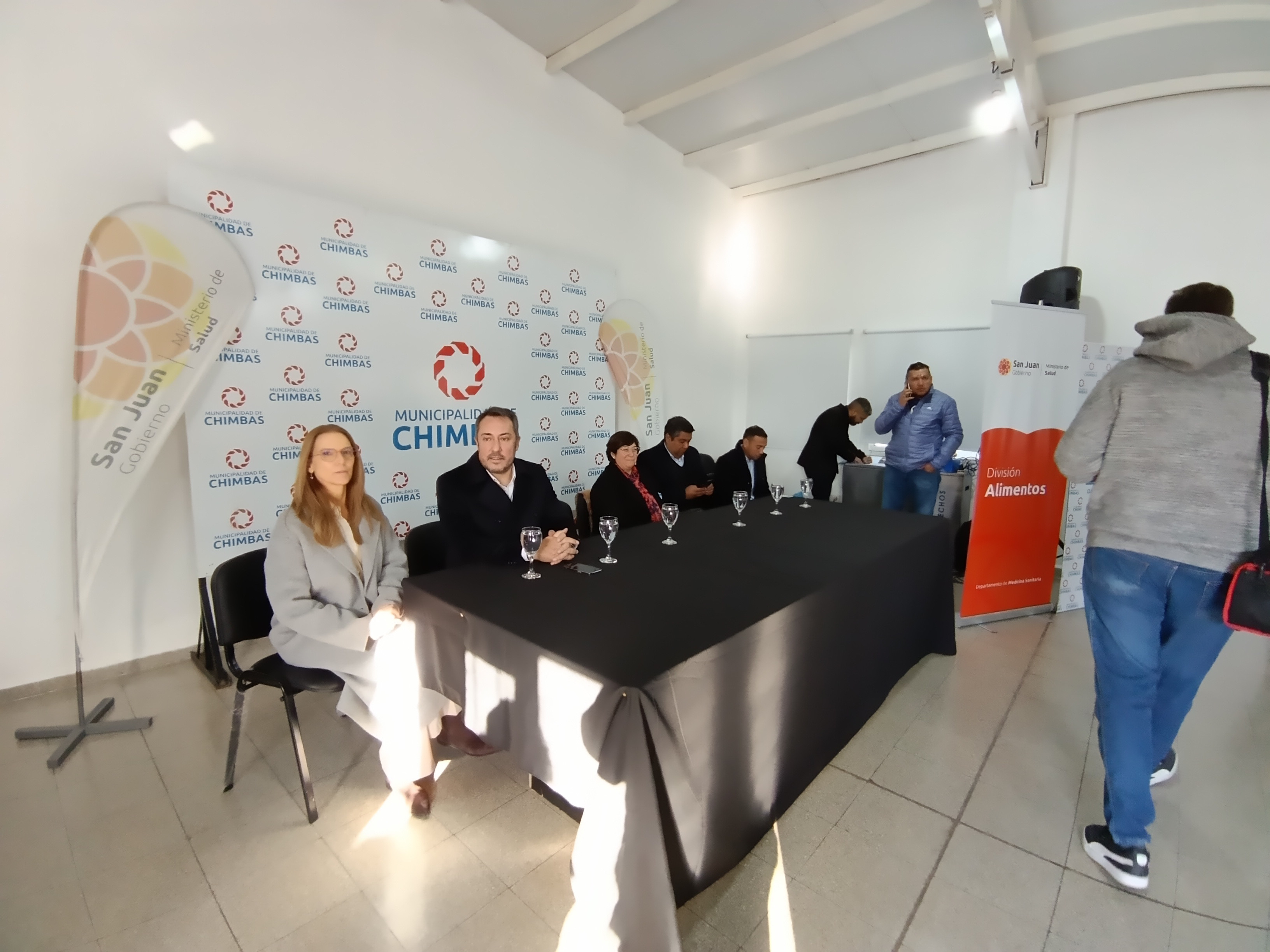 En el marco de las políticas de formación y salubridad pública impulsadas por la gestión municipal, la Intendenta Daniela Rodríguez, hizo entrega a 120 personas el carnet de capacitación en la manipulación de alimentos