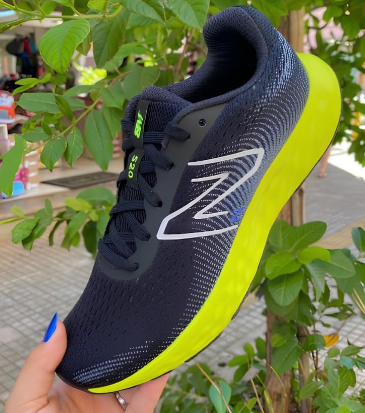 Tênis New Balance 520v8 Preto E Verde