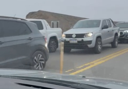 Furor por la nieve: caravana de autos rumbo a Sarmiento por la Ruta 40