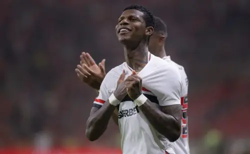 ZAGUEIRO ARTILHEIRO! Arboleda marca e torcida do São Paulo o coloca entre os melhores da história!