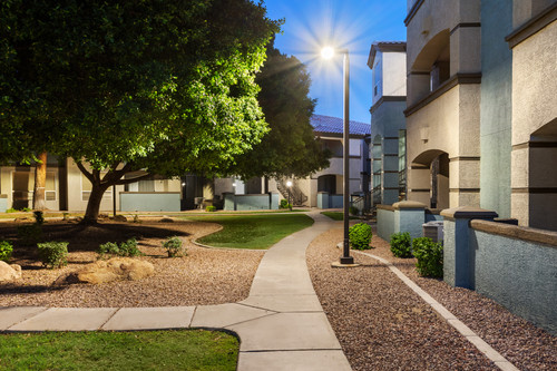 45701 Sierra Foothills Dusk LitWalkway01 1.jpg