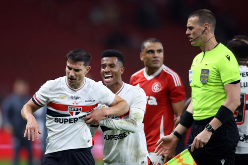 Roger Machado se desculpa a Cédric pela confusão em Inter x São Paulo