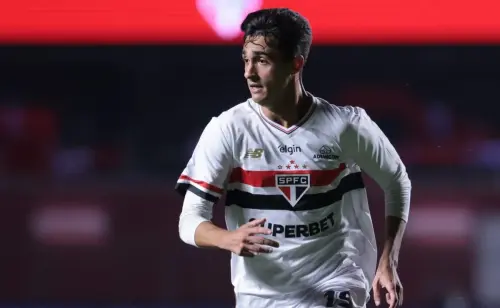Rodriguinho treina com máscara e pode voltar a jogar pelo São Paulo