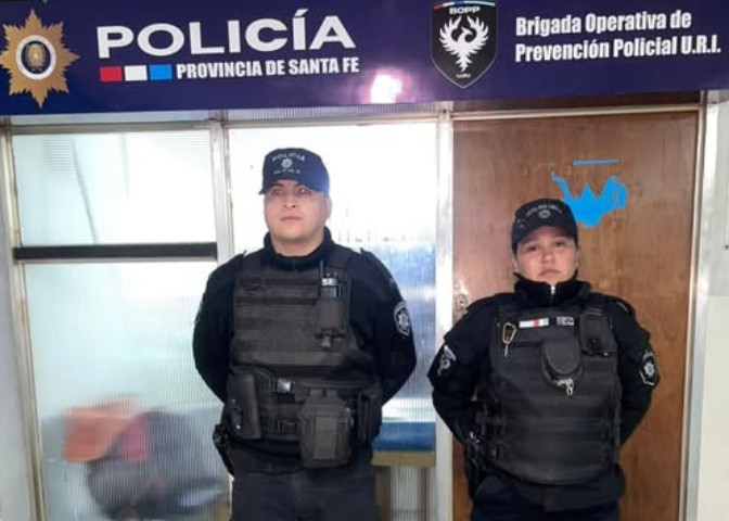 Policías le salvan la vida a un bebé en pleno patrullaje