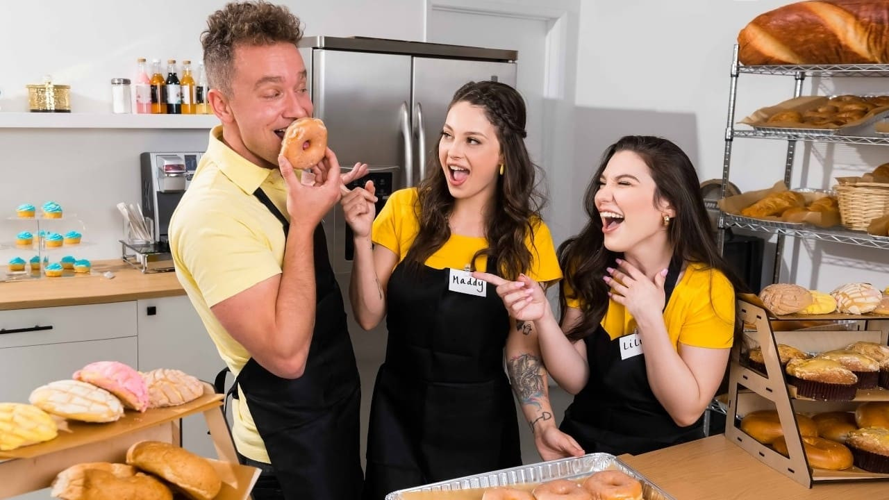 [BrazzersExxtra / Brazzers] Maddy May, Lily Lou Biz Up Front, Party In the Back [20.05.2022 / 1080p]