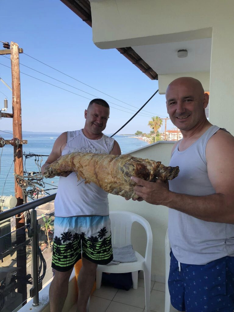 ALEKSANDAR PONEO CELO JAGNJE NA LETOVANJE U GRČKU: Vozio 12 kila jagnjećeg pečenja: “7 dana smo imali ručak, nosili smo ga i na plažu” (FOTO)