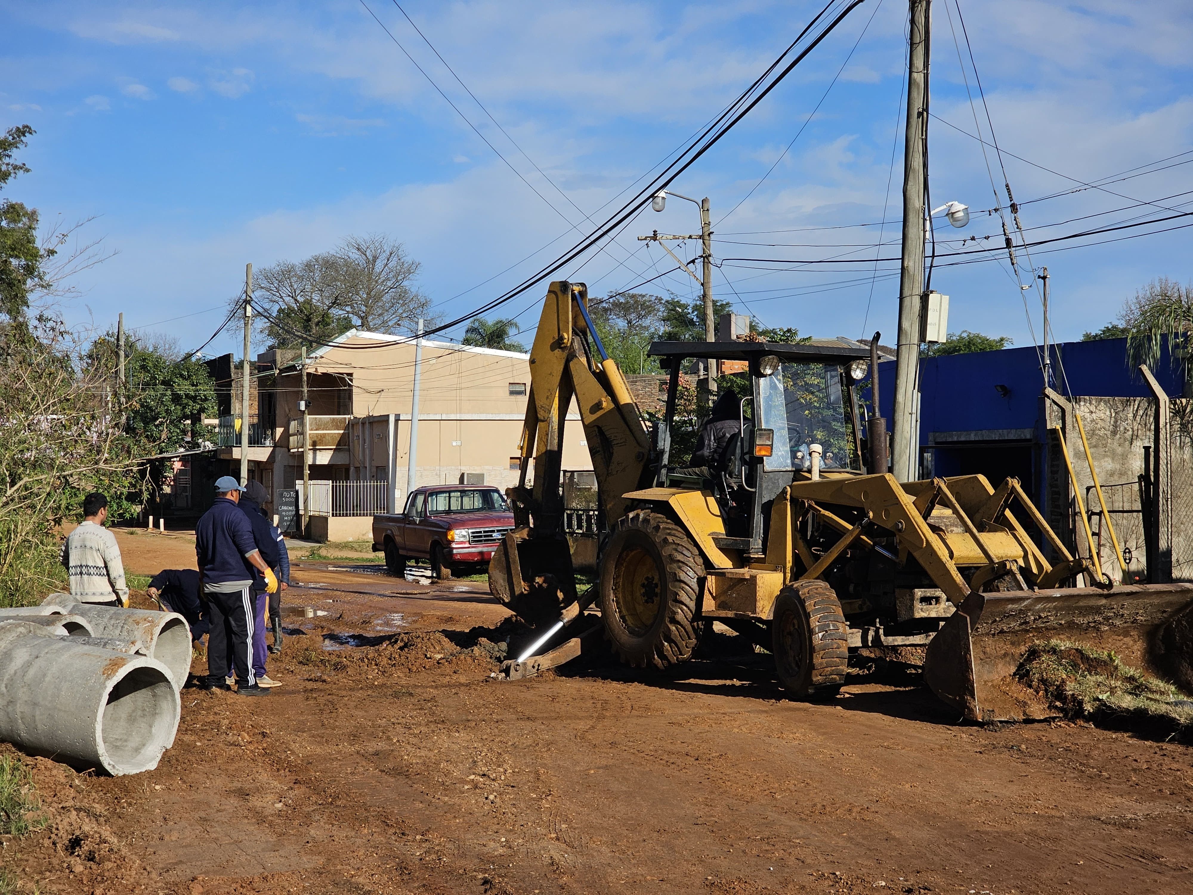 Trabajos de zanjeo y colocación de tubos en el barrio Castelo