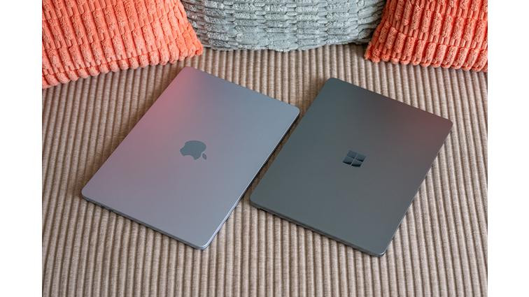 <em>The ocean color of the Surface Laptop is essentially just a green-gray, just as the MacBook Air’s sky blue is essentially just a blue-tinted silver.</em>” title=”None” onclick=”openModal(this)”></div><div class=