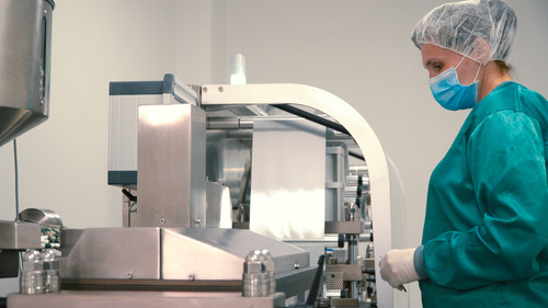 worker control process of sorting pills into packages SBI 351262604 (1).jpg