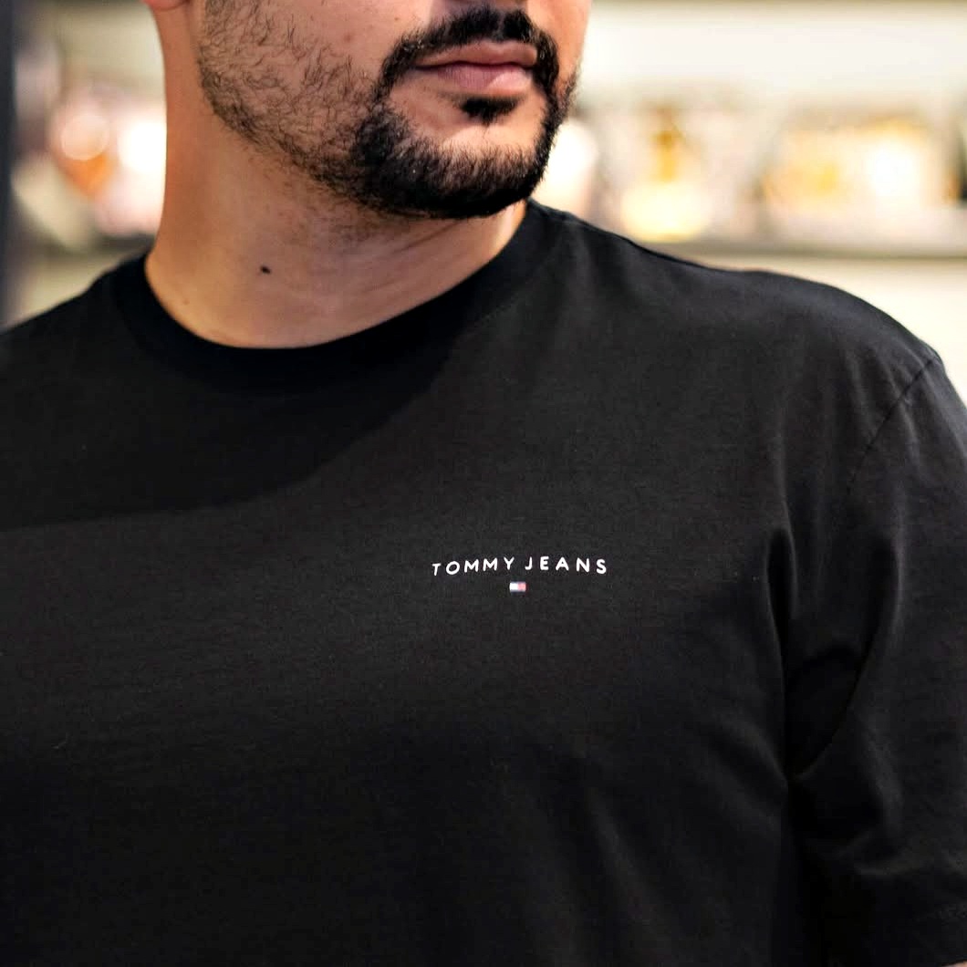 Camiseta Tommy Hilfiger Linear Chest Masculina – Preto