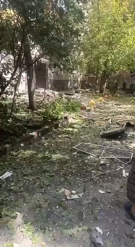 yvN DrmEskxq5f0r.jpg