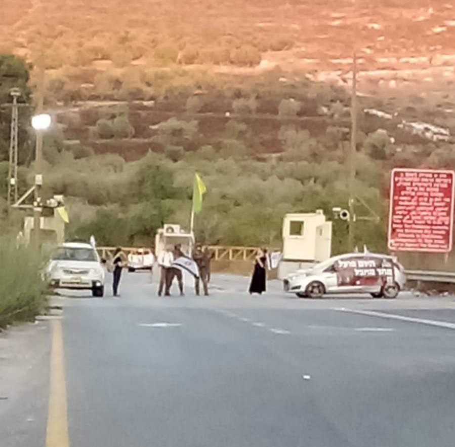 من استمرار إغلاق المستوطنين لحاجز صرة جنوب غرب نابلس بحماية من جيش الاحتلال....
