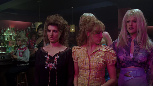 cap Connie.and.Carla.2004.1080p.DL.DD.265 00 17 13 06.jpg
