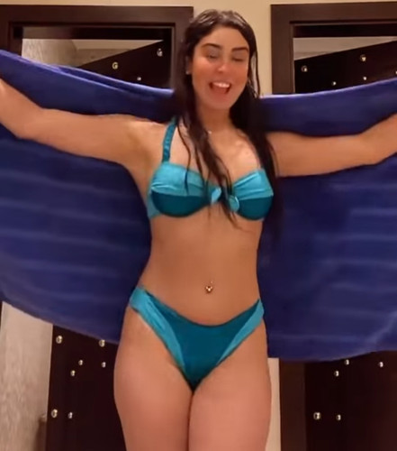 التيكتوكر لما السعيد بترقص بالبكيني FEwlcwx.md