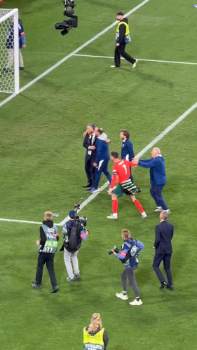zM18eNI YLEOGKab.jpg