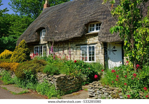 beautiful quaint cotswold country thatched 600w 533285080.jpg