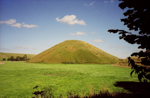 1280px SilburyHill gobeirne.jpg