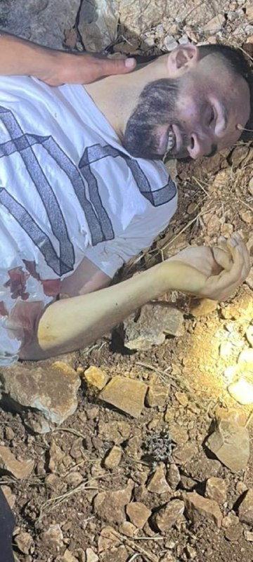 مبتسما!
لحظة العثور على الشاب محمد رزق شلبي بعد ساعات إختفائه حيث تظهر على جسده آثار طلقات نارية وضرب مبرح على أطراف سنجل شمال رام الله....