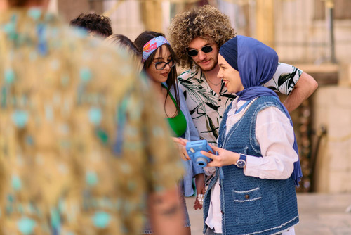 adventurous capture group tourists exploring iconic landmarks 597987 9009.jpg