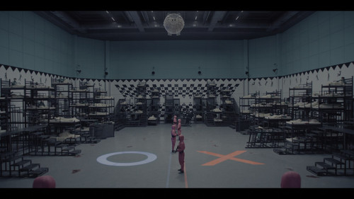 Squid.Game.S03E01.Keys.and.Knives.1080p.NF.WEB DL.CZ KO.DD+5.1.HDR.HEVC My.mkv snapshot 26.34 [2025..jpg