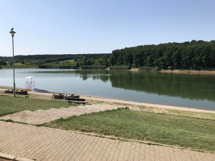 POČELA KUPALIŠNA SEZONA NA ŠUMARIČKOM JEZERU – Evo od koliko časova možete doći na plivanje!