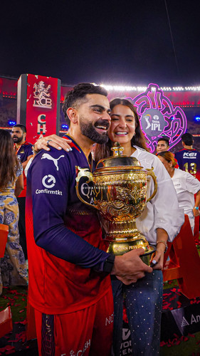 Ahmedabad: Royal Challengers Bengalurus Virat Kohli with wife and actor Anushka Sharma poses with th.jpg