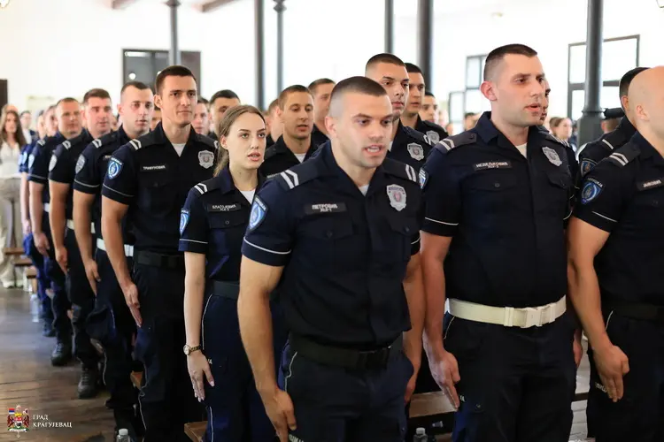 ZAKONITO, ČASNO I HRABRO: Dan policije obeležen odavanjem počasti herojima i zakletvom novih čuvara reda u Kragujevcu (FOTO)