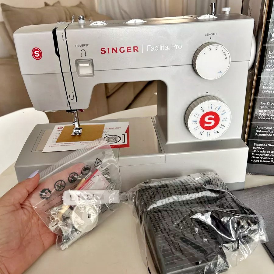 Máquina de costura reta Singer Facilita Pro 4423 portátil – cinza