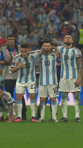 F Kz4bQ34ve9gwiT.jpg