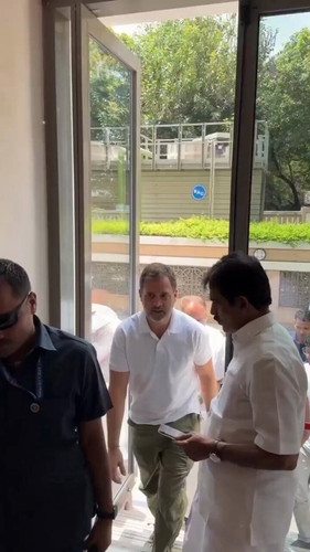 cStJeA6bbwW2HQi4.jpg