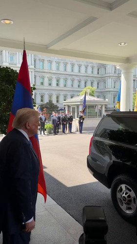 FgV9h4xiUfqcIdYW.jpg