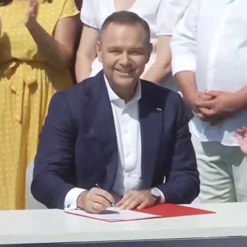 2rqt2KteOjkEp5gZ.jpg